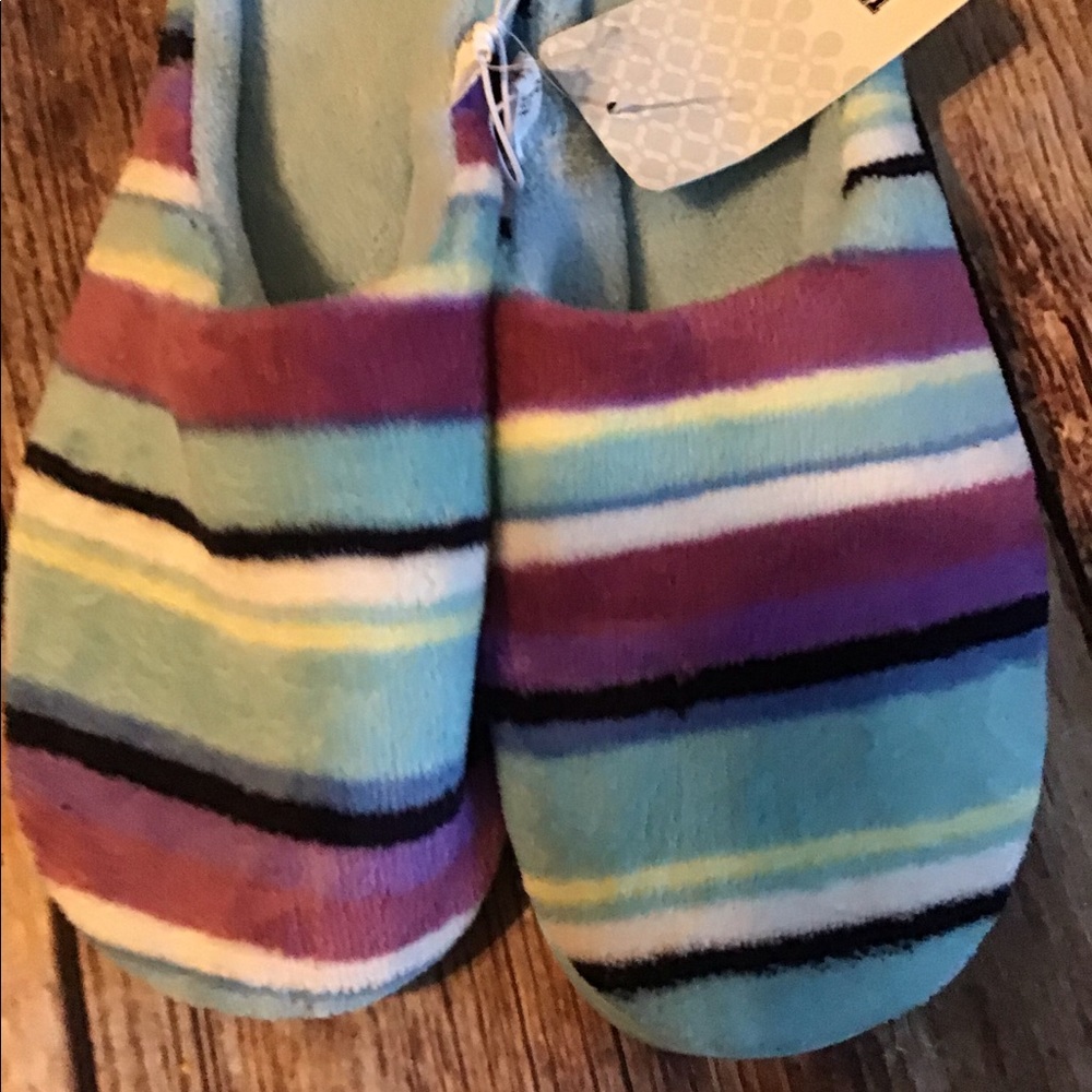 Women’s size medium 8-9 NWT slippers - Picture 4 of 5
